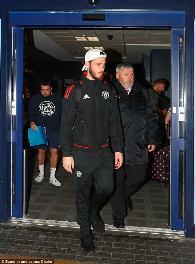 Dàn sao Man Utd uể oải trở về trong đêm ảnh 4 Dan sao Man Utd ue oai tro ve trong dem anh 4