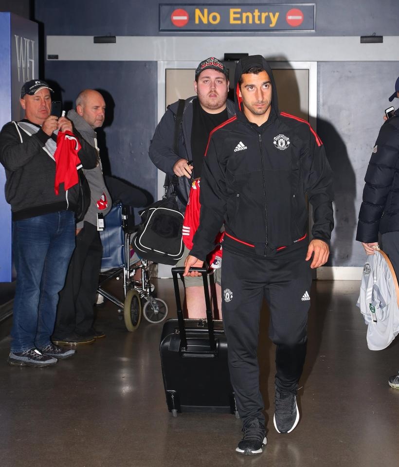Dàn sao Man Utd uể oải trở về trong đêm ảnh 5 Dan sao Man Utd ue oai tro ve trong dem anh 5