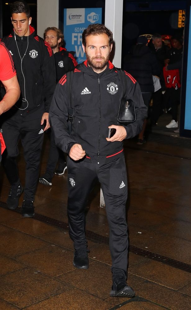 Dàn sao Man Utd uể oải trở về trong đêm ảnh 1 Dan sao Man Utd ue oai tro ve trong dem anh 1