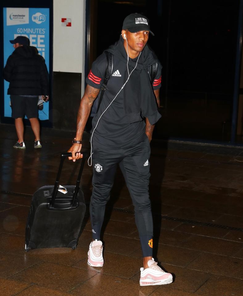 Dàn sao Man Utd uể oải trở về trong đêm ảnh 8 Dan sao Man Utd ue oai tro ve trong dem anh 8
