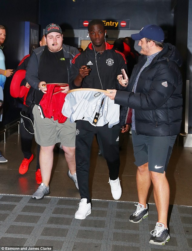Dàn sao Man Utd uể oải trở về trong đêm ảnh 10 Dan sao Man Utd ue oai tro ve trong dem anh 10