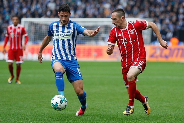 Dan truoc 2 ban,  Bayern Munich van bi Hertha Berlin cam hoa anh 2