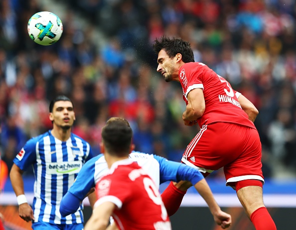 Dan truoc 2 ban,  Bayern Munich van bi Hertha Berlin cam hoa anh 3