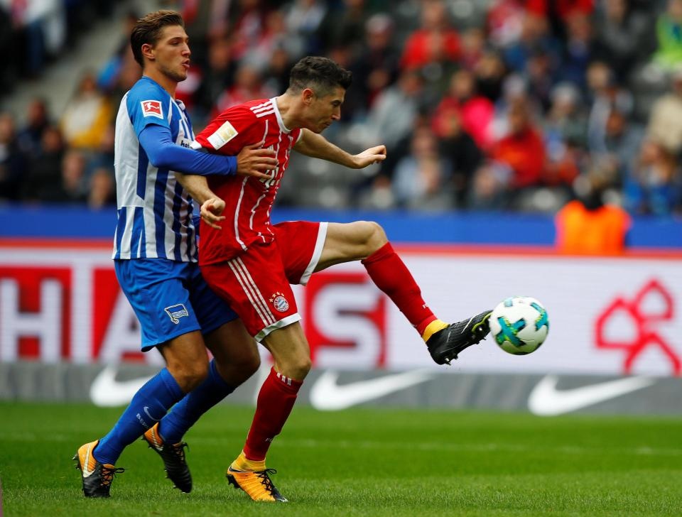 Dan truoc 2 ban,  Bayern Munich van bi Hertha Berlin cam hoa anh 6