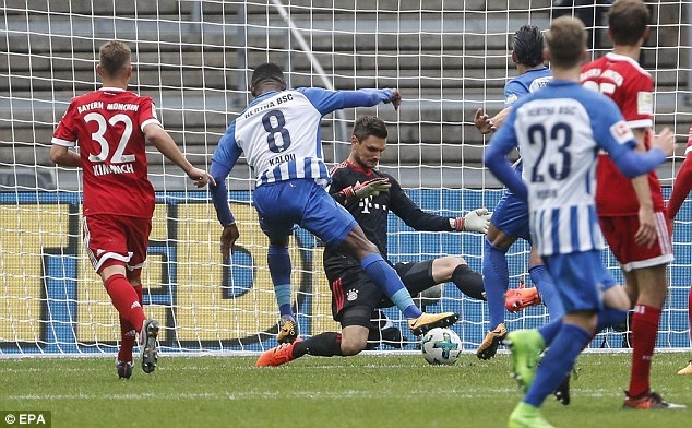 Dan truoc 2 ban,  Bayern Munich van bi Hertha Berlin cam hoa anh 8