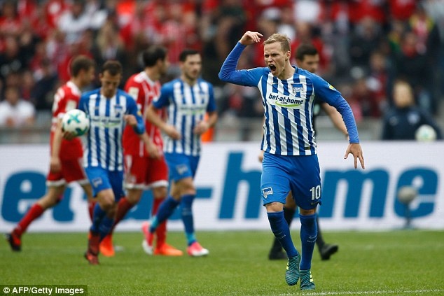 Dan truoc 2 ban,  Bayern Munich van bi Hertha Berlin cam hoa anh 7