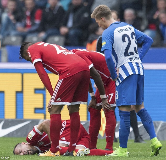 Dan truoc 2 ban,  Bayern Munich van bi Hertha Berlin cam hoa anh 9