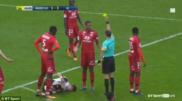 Hậu vệ Lyon nhận thẻ đỏ oan vì vô tình gạt rơi thẻ vàng ảnh 2 Hau ve Lyon nhan the do oan vi vo tinh gat roi the vang anh 2