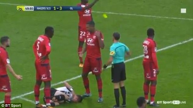 Hậu vệ Lyon nhận thẻ đỏ oan vì vô tình gạt rơi thẻ vàng ảnh 3 Hau ve Lyon nhan the do oan vi vo tinh gat roi the vang anh 3