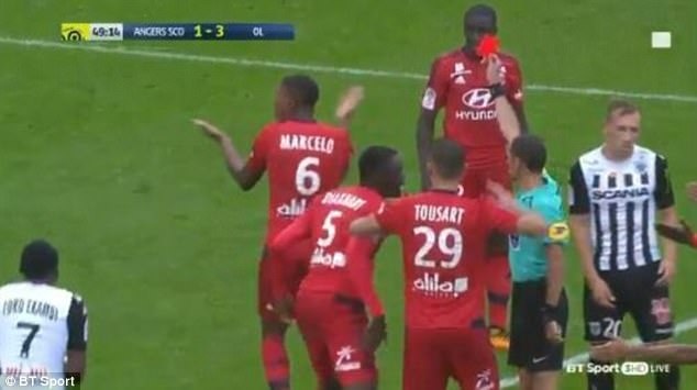 Hậu vệ Lyon nhận thẻ đỏ oan vì vô tình gạt rơi thẻ vàng ảnh 4 Hau ve Lyon nhan the do oan vi vo tinh gat roi the vang anh 4