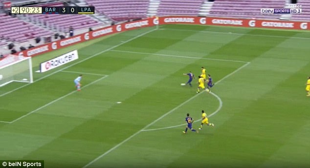 Suarez xé áo và rời sân khi trận đấu chưa kết thúc ảnh 1 Suarez xe ao va roi san khi tran dau chua ket thuc anh 1