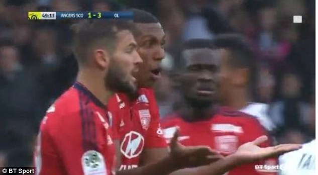 Hậu vệ Lyon nhận thẻ đỏ oan vì vô tình gạt rơi thẻ vàng ảnh 5 Hau ve Lyon nhan the do oan vi vo tinh gat roi the vang anh 5