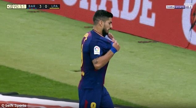 Suarez xé áo và rời sân khi trận đấu chưa kết thúc ảnh 2 Suarez xe ao va roi san khi tran dau chua ket thuc anh 2