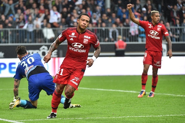 Hậu vệ Lyon nhận thẻ đỏ oan vì vô tình gạt rơi thẻ vàng ảnh 6 Hau ve Lyon nhan the do oan vi vo tinh gat roi the vang anh 6