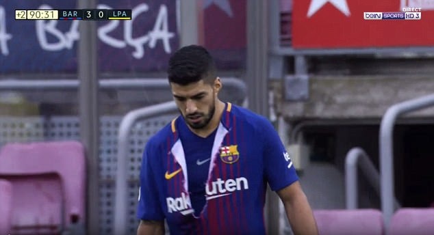Suarez xé áo và rời sân khi trận đấu chưa kết thúc ảnh 3 Suarez xe ao va roi san khi tran dau chua ket thuc anh 3