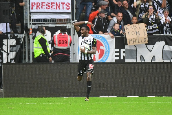 Hậu vệ Lyon nhận thẻ đỏ oan vì vô tình gạt rơi thẻ vàng ảnh 7 Hau ve Lyon nhan the do oan vi vo tinh gat roi the vang anh 7