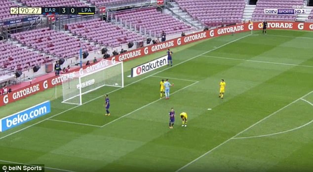 Suarez xé áo và rời sân khi trận đấu chưa kết thúc ảnh 4 Suarez xe ao va roi san khi tran dau chua ket thuc anh 4