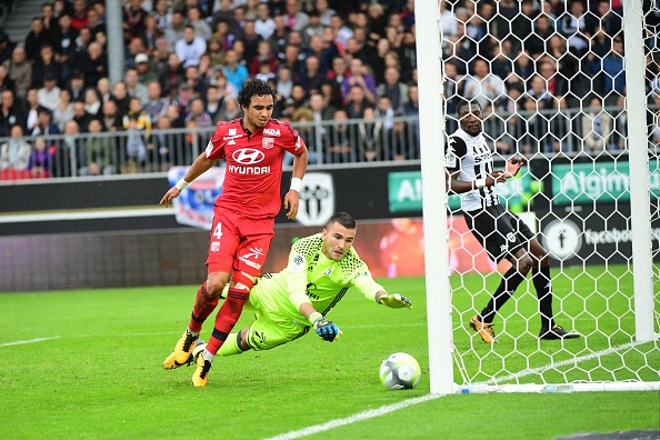 Hậu vệ Lyon nhận thẻ đỏ oan vì vô tình gạt rơi thẻ vàng ảnh 8 Hau ve Lyon nhan the do oan vi vo tinh gat roi the vang anh 8