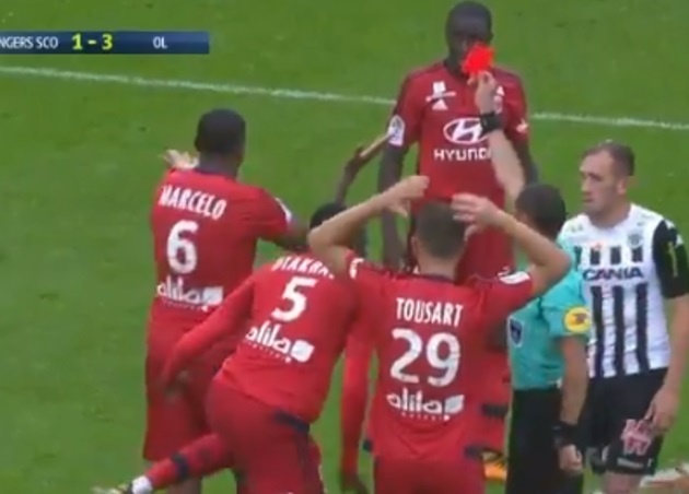 Marcelo dinh the do vi vo tinh lam roi the vang cua trong tai hinh anh