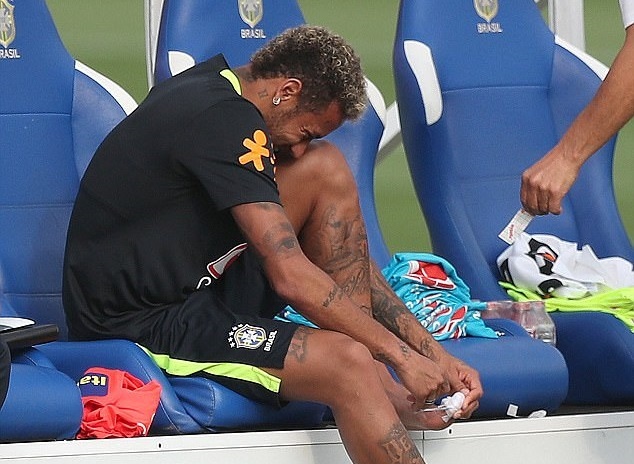 Dinh chan thuong ngon chan, Neymar van vui ve luyen tap cung DT Brazil hinh anh