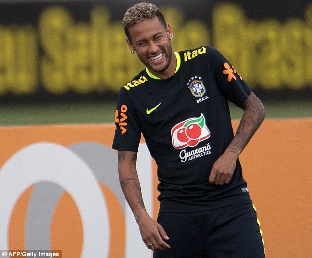 Dinh chan thuong ngon chan,  Neymar van vui ve luyen tap cung DT Brazil anh 2