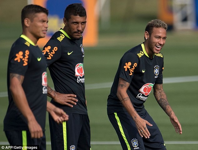 Dinh chan thuong ngon chan,  Neymar van vui ve luyen tap cung DT Brazil anh 3