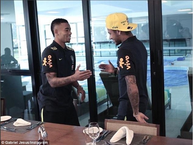 Dinh chan thuong ngon chan,  Neymar van vui ve luyen tap cung DT Brazil anh 4
