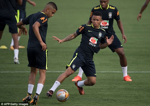 Dinh chan thuong ngon chan,  Neymar van vui ve luyen tap cung DT Brazil anh 5