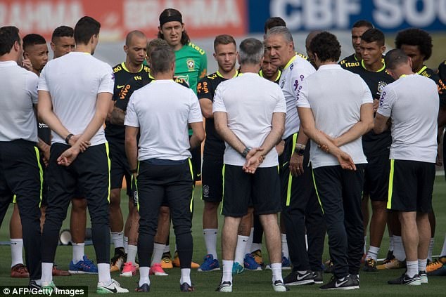 Dinh chan thuong ngon chan,  Neymar van vui ve luyen tap cung DT Brazil anh 7