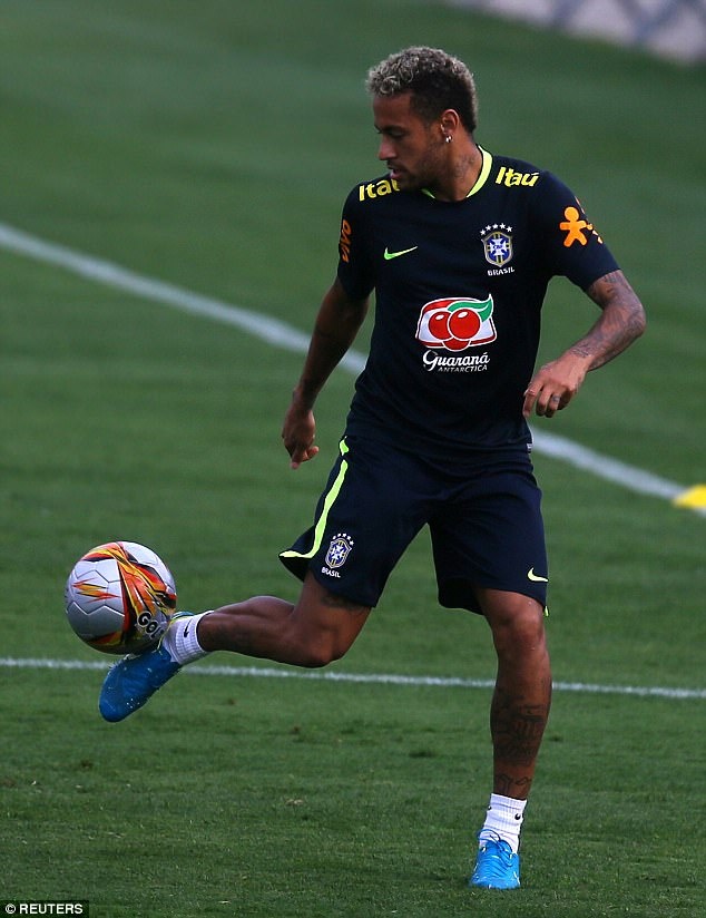 Dinh chan thuong ngon chan,  Neymar van vui ve luyen tap cung DT Brazil anh 9