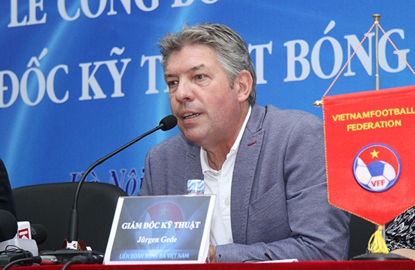 Chuyen gia Jurgen Gede noi ve quan he voi VFF va HLV Huu Thang hinh anh