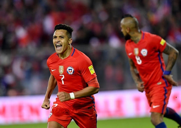 Sanchez toa sang giup Chile tien sat vong chung ket World Cup 2018 hinh anh