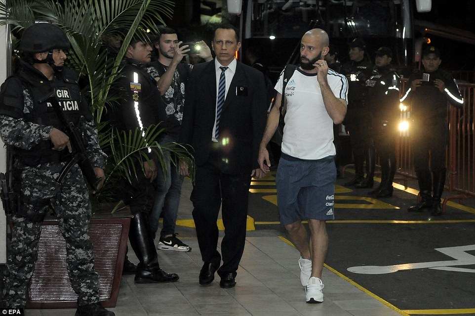 Messi cung tuyen Argentina duoc luc luong an ninh hang nang bao ve khi toi Ecuador anh 4