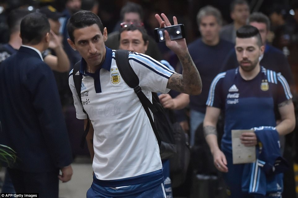 Messi cung tuyen Argentina duoc luc luong an ninh hang nang bao ve khi toi Ecuador anh 5