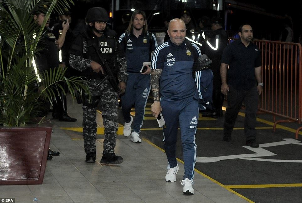 Messi cung tuyen Argentina duoc luc luong an ninh hang nang bao ve khi toi Ecuador anh 9