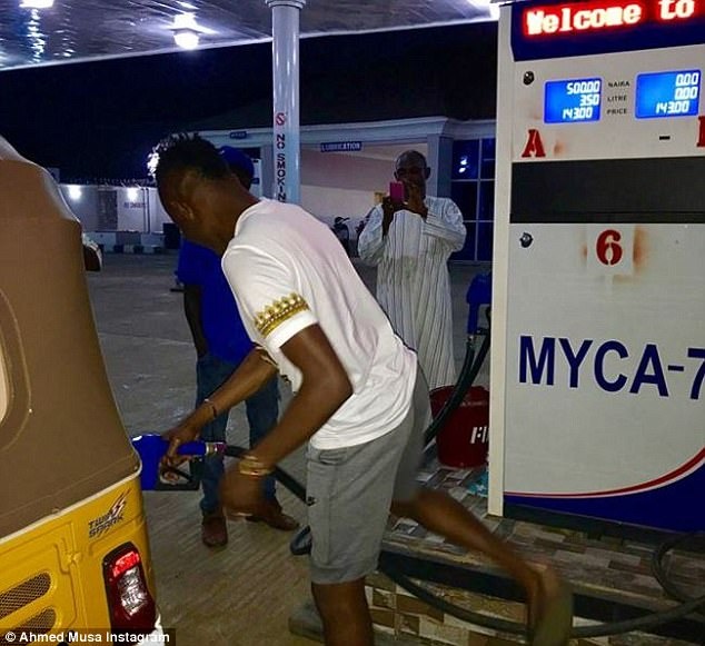 Tan dung thoi gian nghi,  sao Leicester ve que mo tram ban xang anh 2