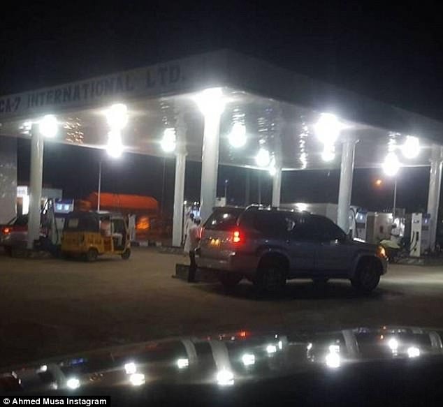 Tan dung thoi gian nghi,  sao Leicester ve que mo tram ban xang anh 3