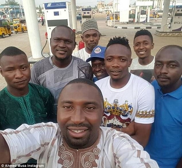 Tan dung thoi gian nghi,  sao Leicester ve que mo tram ban xang anh 5