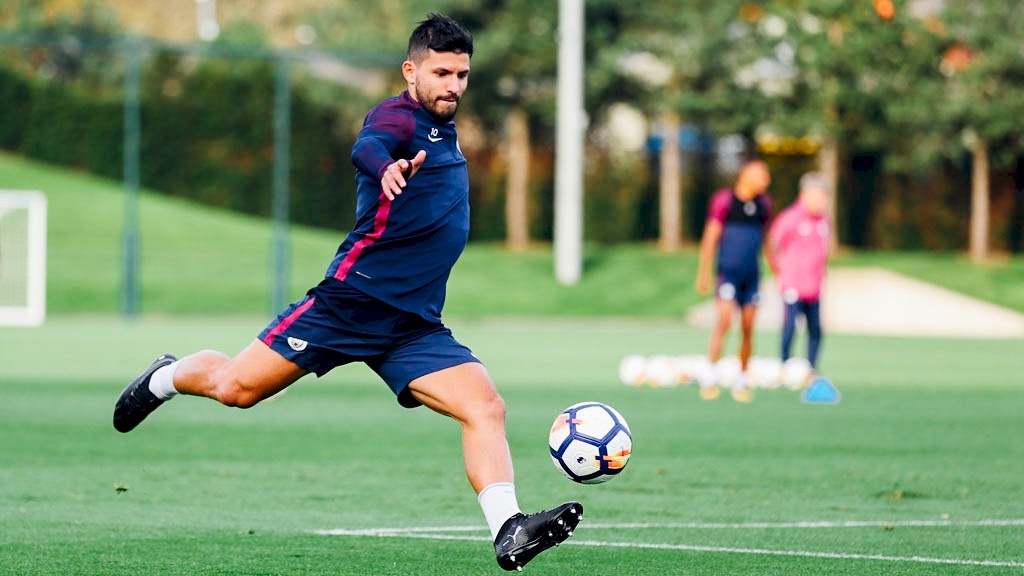 Aguero tro lai than ky sau tai nan xe hoi hinh anh