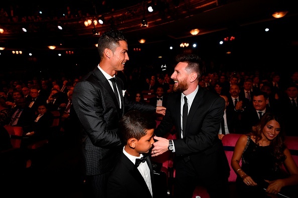 Ronaldo va Messi phot lo nhau trong phieu bau Cau thu hay nhat nam hinh anh