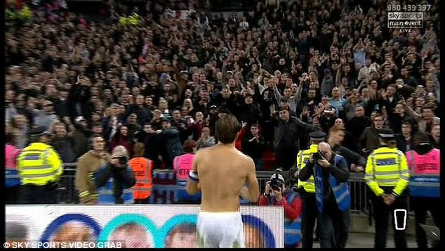 Co dong vien nga sap mat vi cuop ao sao Premier League hinh anh