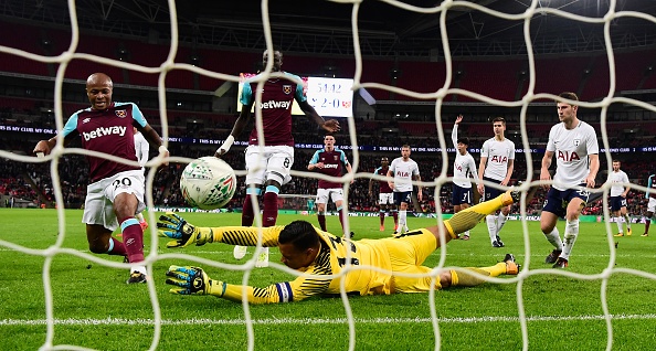 Cổ động viên ngã sấp mặt vì cướp áo của sao Premier League ảnh 7 Co dong vien nga sap mat vi cuop ao cua sao Premier League anh 7