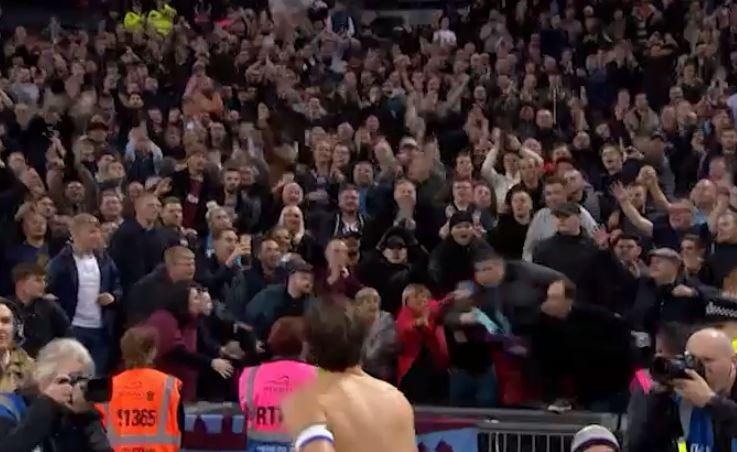 Cổ động viên ngã sấp mặt vì cướp áo của sao Premier League ảnh 3 Co dong vien nga sap mat vi cuop ao cua sao Premier League anh 3