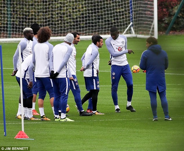 HLV Conte tho phao khi Kante tro lai luyen tap anh 4