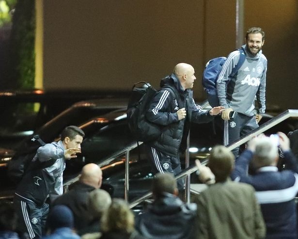 Eric Bailly tro lai,  Luke Shaw tiep tuc tuong lai bat on tai MU anh 4