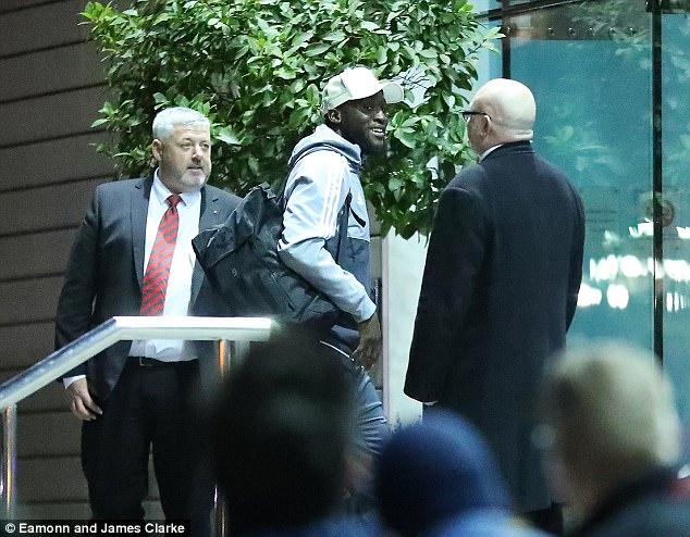 Eric Bailly tro lai,  Luke Shaw tiep tuc tuong lai bat on tai MU anh 3