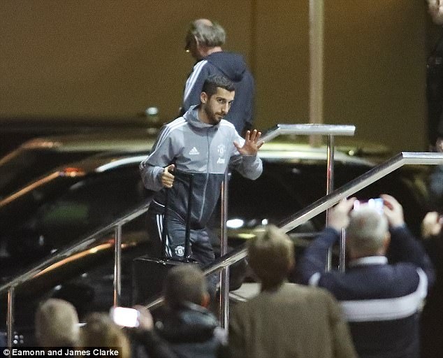 Eric Bailly tro lai,  Luke Shaw tiep tuc tuong lai bat on tai MU anh 1