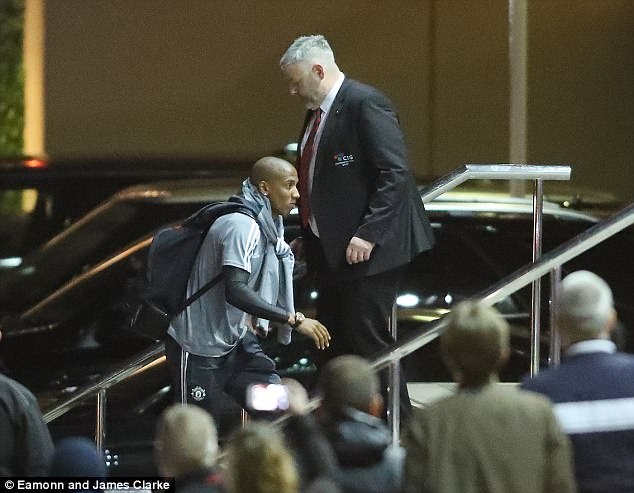 Eric Bailly tro lai,  Luke Shaw tiep tuc tuong lai bat on tai MU anh 6