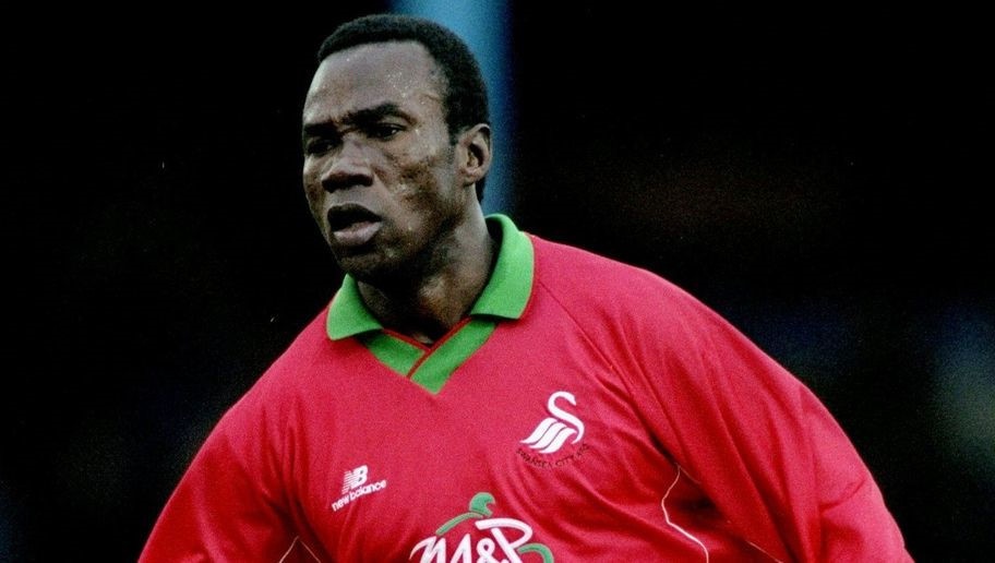 Vào thay người, cầu thủ nhận 2 thẻ vàng trong vòng 10 giây dù chưa chạm bóng ảnh 2 Vao thay nguoi, cau thu nhan 2 the vang trong vong 10 giay du chua cham bong anh 2