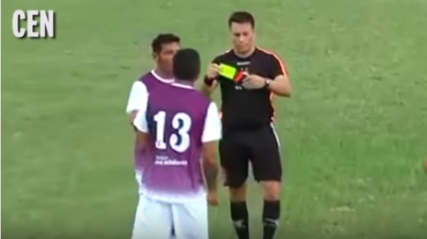 Vào thay người, cầu thủ nhận 2 thẻ vàng trong vòng 10 giây dù chưa chạm bóng ảnh 1 Vao thay nguoi, cau thu nhan 2 the vang trong vong 10 giay du chua cham bong anh 1